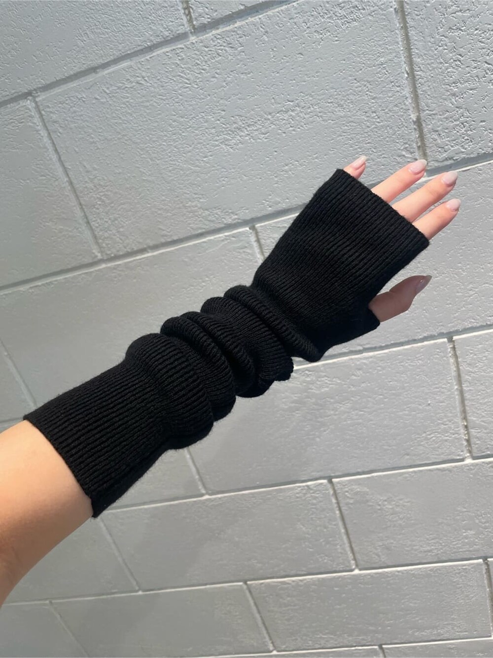 ブラック系のその他パンツ、ブラック系のサンダル、ホワイト系のTシャツ/カットソーを着用したレディースの夏コーディネートの7枚目の写真