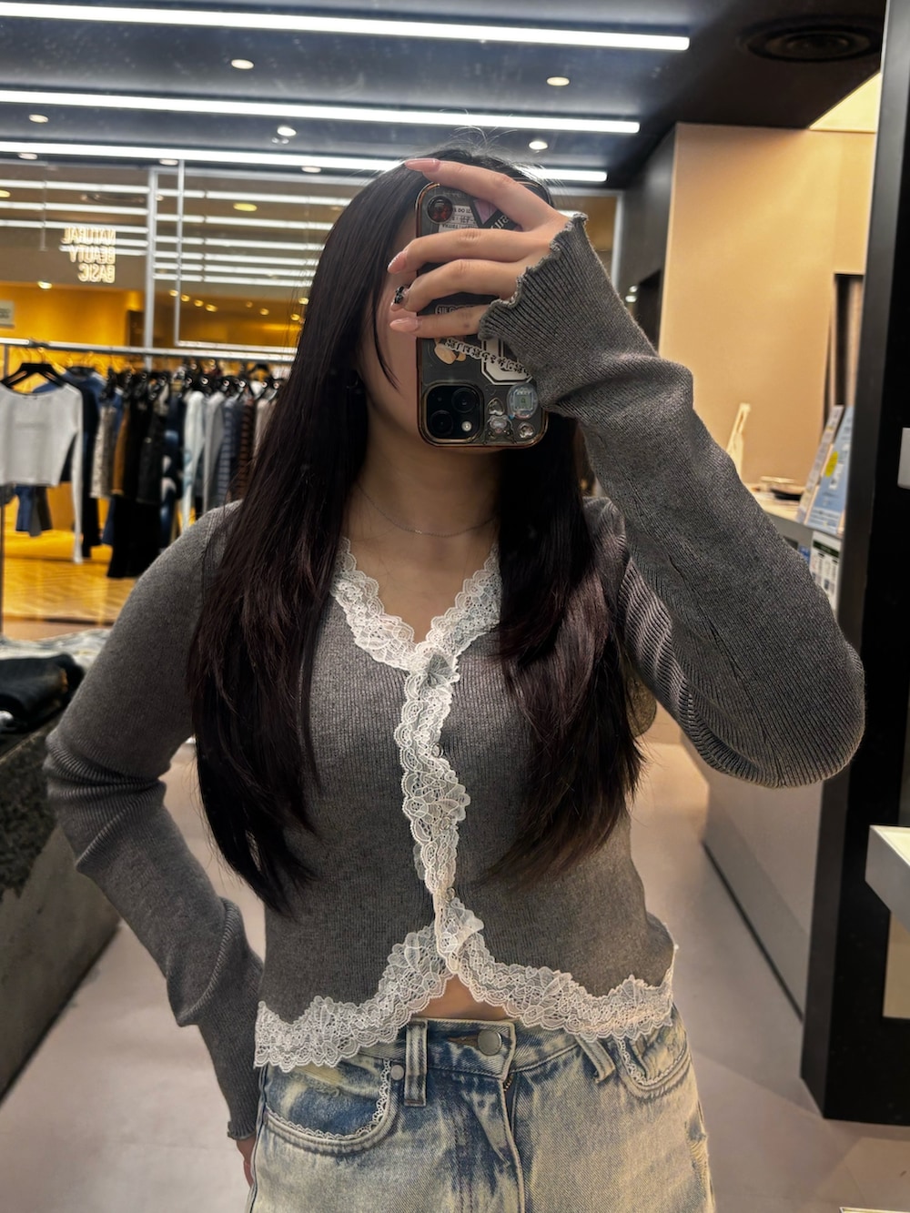 ブラック系のブーツ、ブルー系のデニムパンツ、グレー系のニット/セーターを着用したレディースの春コーディネートの3枚目の写真