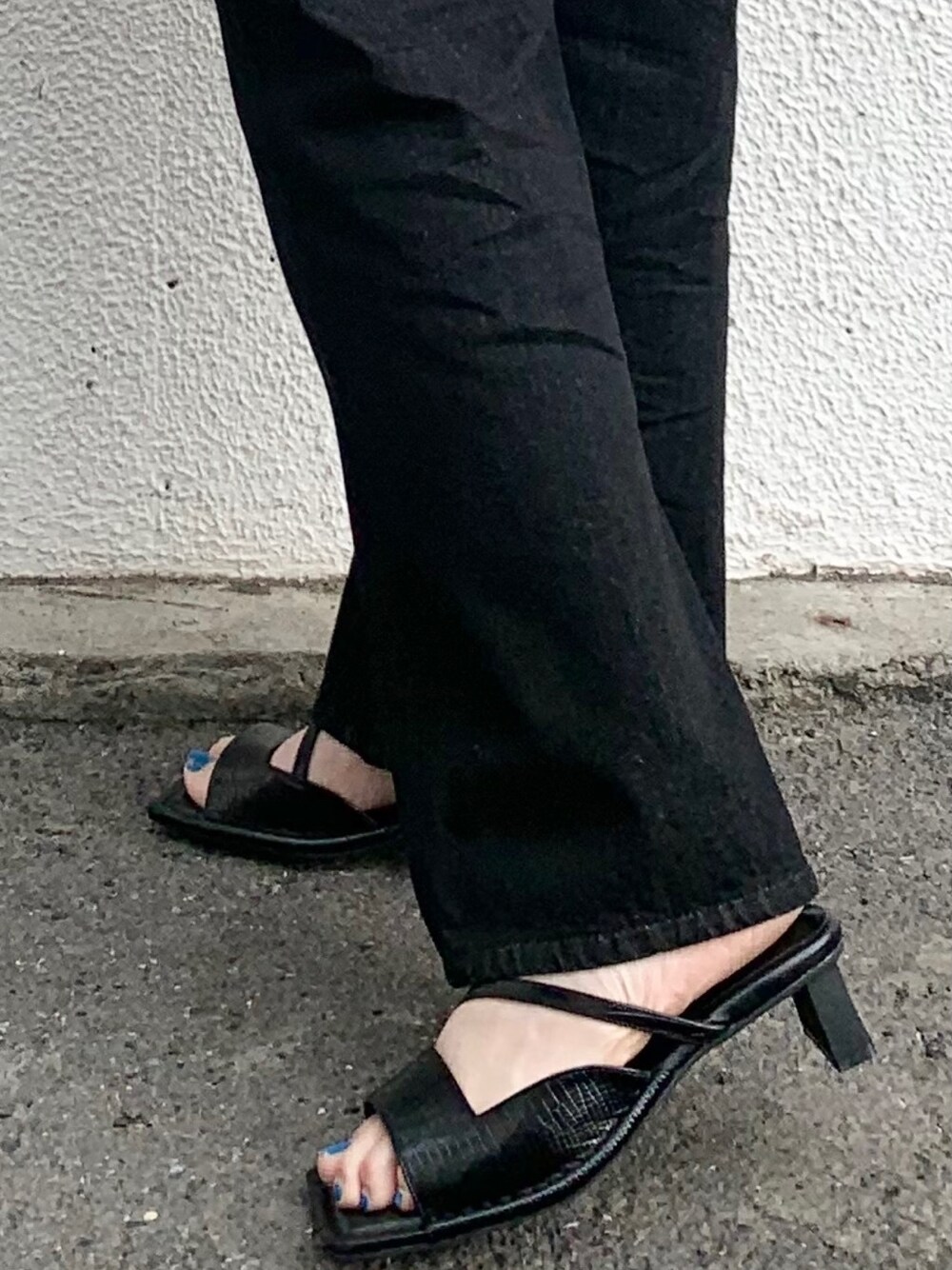 グリーン系のシャツ/ブラウス、ブラック系のサンダル、ブラック系のデニムパンツを着用したレディースの春コーディネートの7枚目の写真