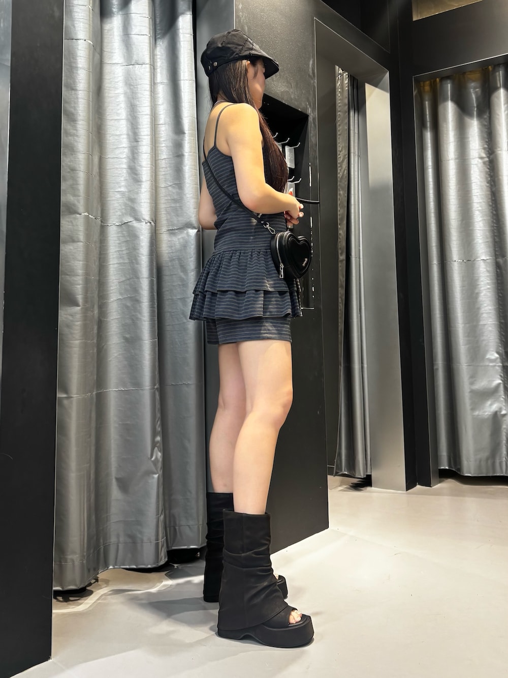 ブラック系のサンダル、グレー系のその他パンツ、ブラック系のショルダーバッグを着用したレディースの夏コーディネートの2枚目の写真
