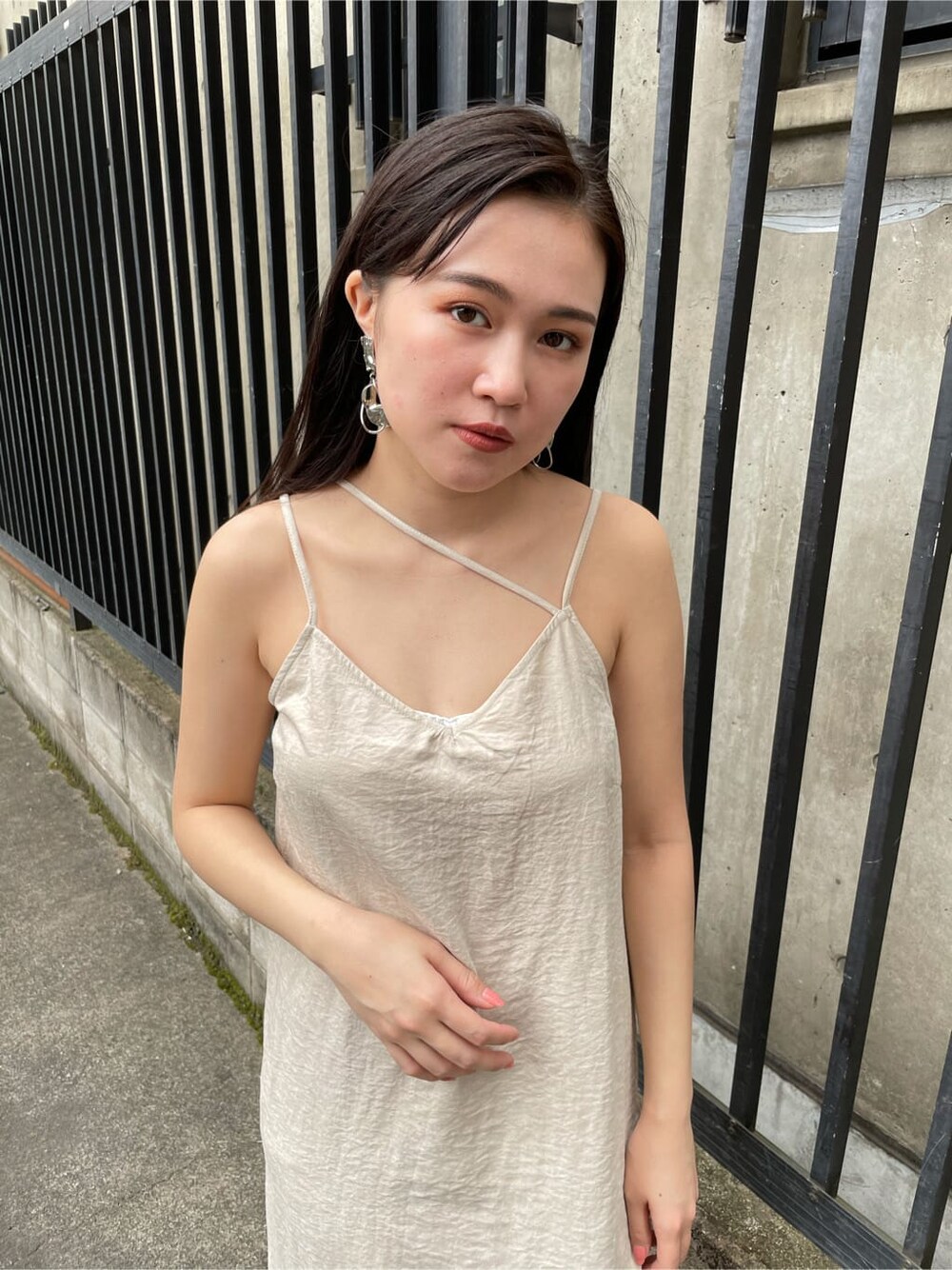 ブルー系のデニムパンツ、ホワイト系のワンピースを着用したレディースの夏コーディネートの4枚目の写真