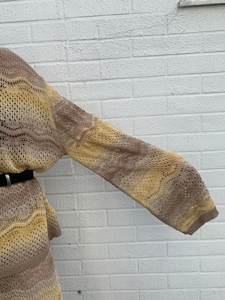 ベージュ系のその他パンツ、ブラック系のサンダル、ベージュ系のニット/セーターを着用したレディースの春コーディネートの5枚目の写真