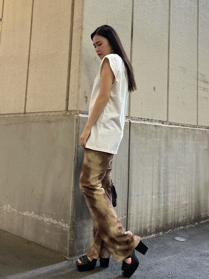 ブラック系のハンドバッグ、ホワイト系のTシャツ/カットソー、その他のその他パンツを着用したレディースの夏コーディネートの2枚目の写真