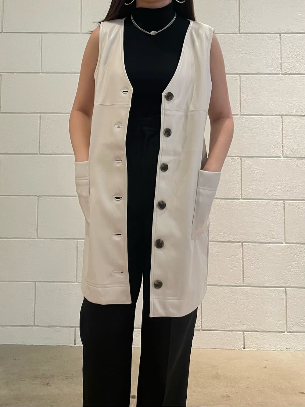 ホワイト系のワンピース、ブラック系のその他パンツ、ブラック系のサンダルを着用したレディースの夏コーディネートの4枚目の写真