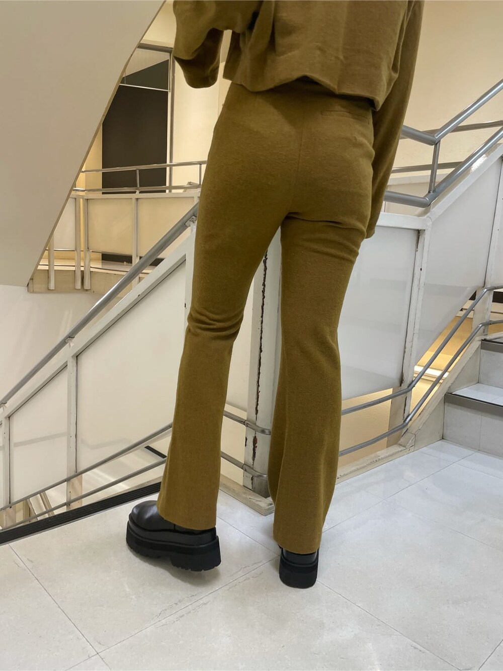 ブラック系のTシャツ/カットソー、イエロー系のその他パンツ、イエロー系のその他アウターを着用したレディースの秋コーディネートの4枚目の写真