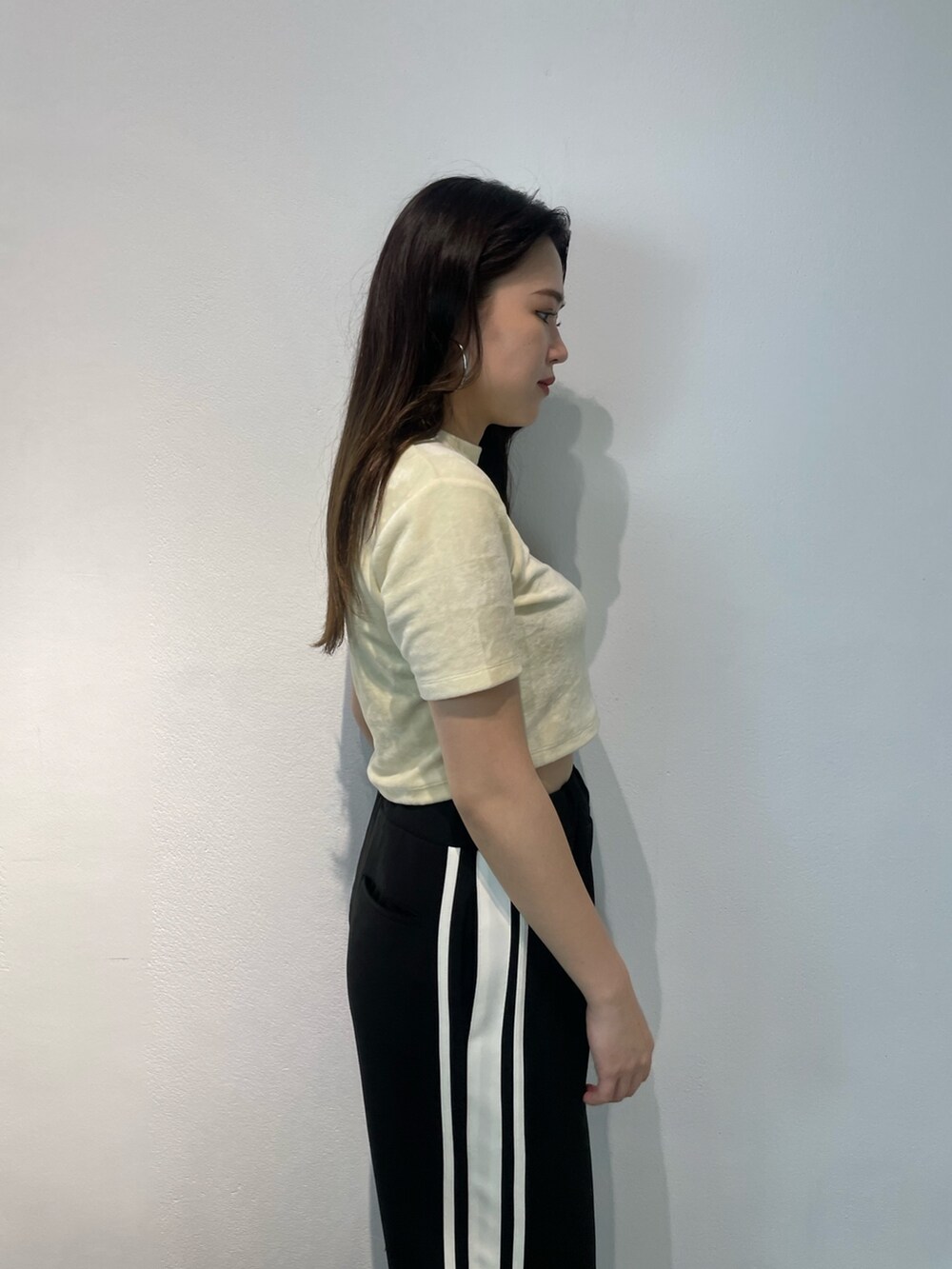 ブラック系のその他パンツ、ホワイト系のTシャツ/カットソー、ブラック系のスニーカーを着用したレディースの夏コーディネートの4枚目の写真