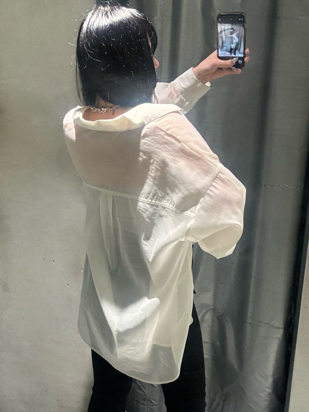 ベージュ系のシャツ/ブラウス、ホワイト系のサンダル、ブラック系のデニムパンツを着用したレディースの夏コーディネートの4枚目の写真