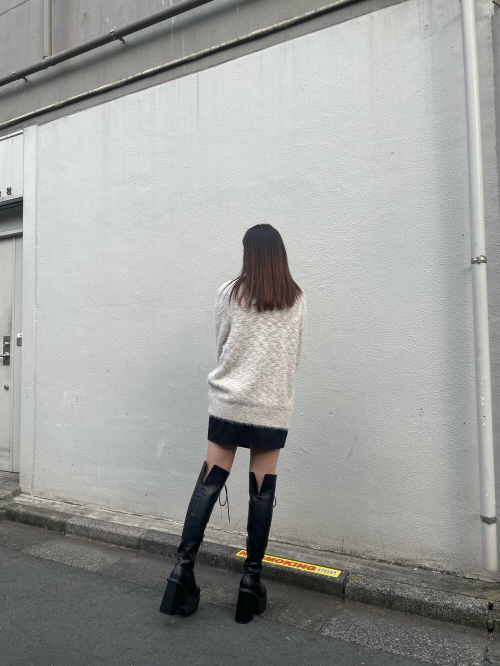 ブラック系のチェスターコート、その他のカーディガン/ボレロ、ブラック系のブーツを着用したレディースの冬コーディネートの5枚目の写真