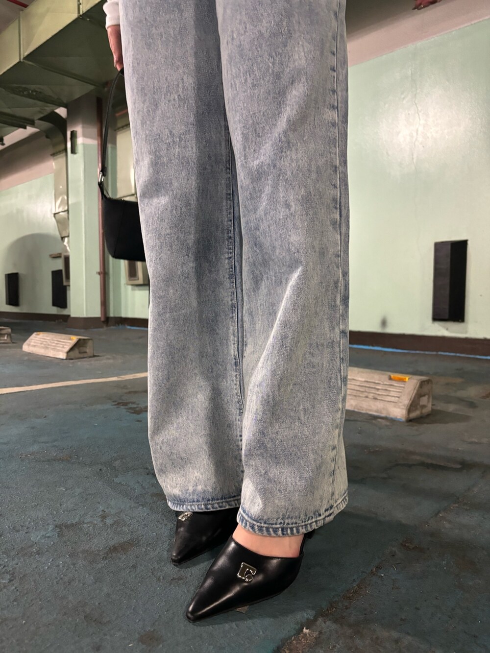 ホワイト系のTシャツ/カットソー、ブルー系のデニムパンツ、ブルー系のキャミソールを着用したレディースの春コーディネートの8枚目の写真