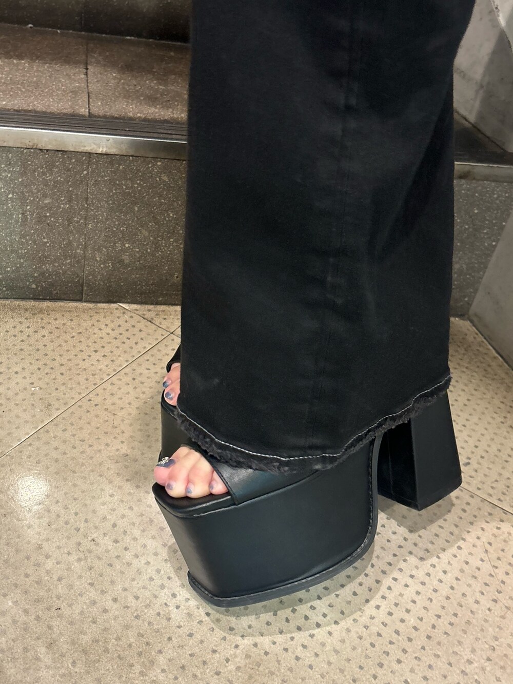 ブラック系のデニムパンツ、ホワイト系のサンダル、ブラック系のTシャツ/カットソーを着用したレディースの夏コーディネートの9枚目の写真