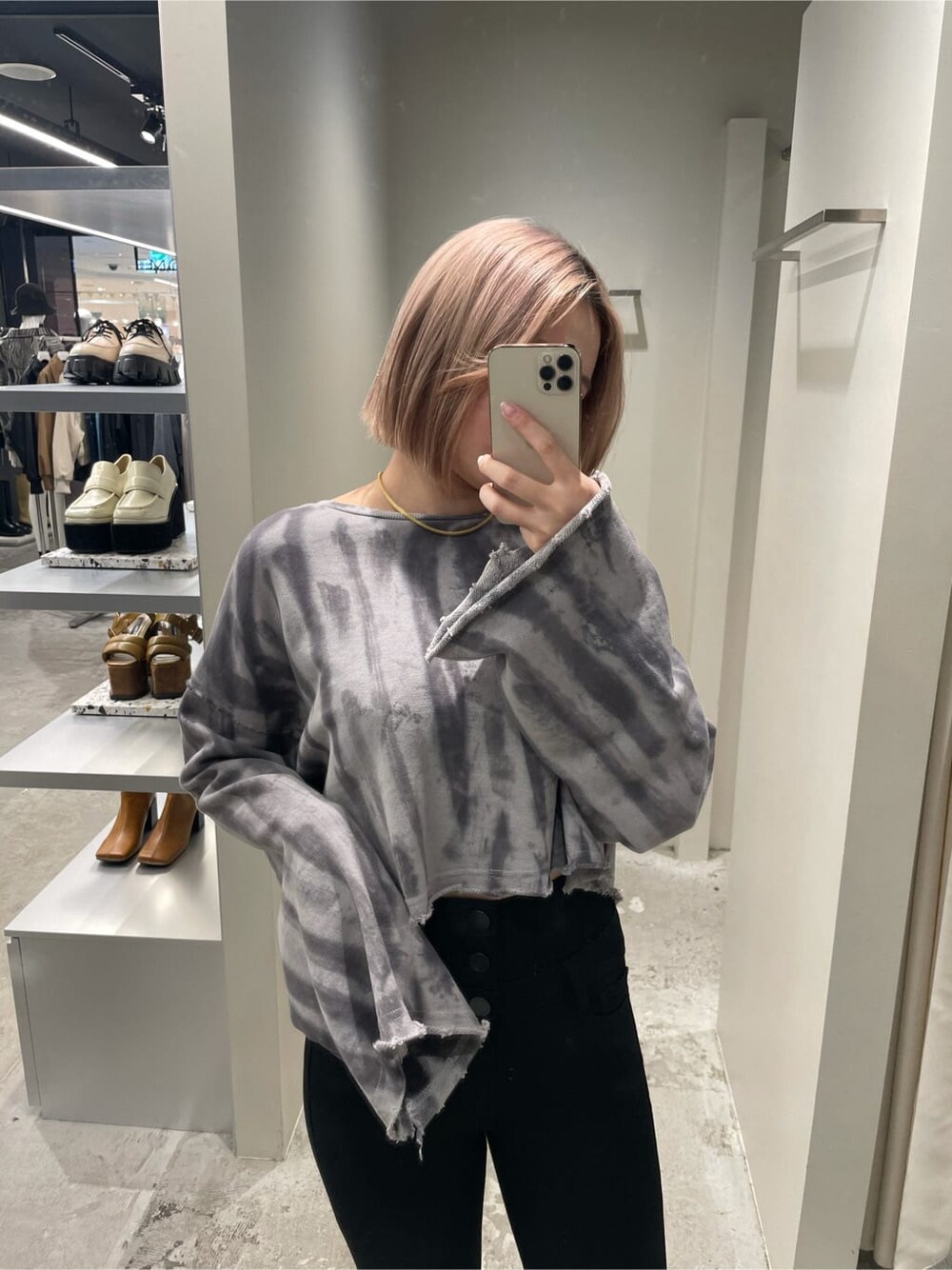 ブラック系のデニムパンツ、グレー系のTシャツ/カットソーを着用したレディースの秋コーディネートの2枚目の写真