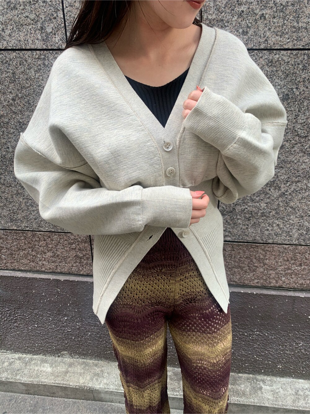 ブラウン系のその他パンツ、ブラック系のキャミソール、ブルー系のカーディガン/ボレロを着用したレディースの春コーディネートの3枚目の写真