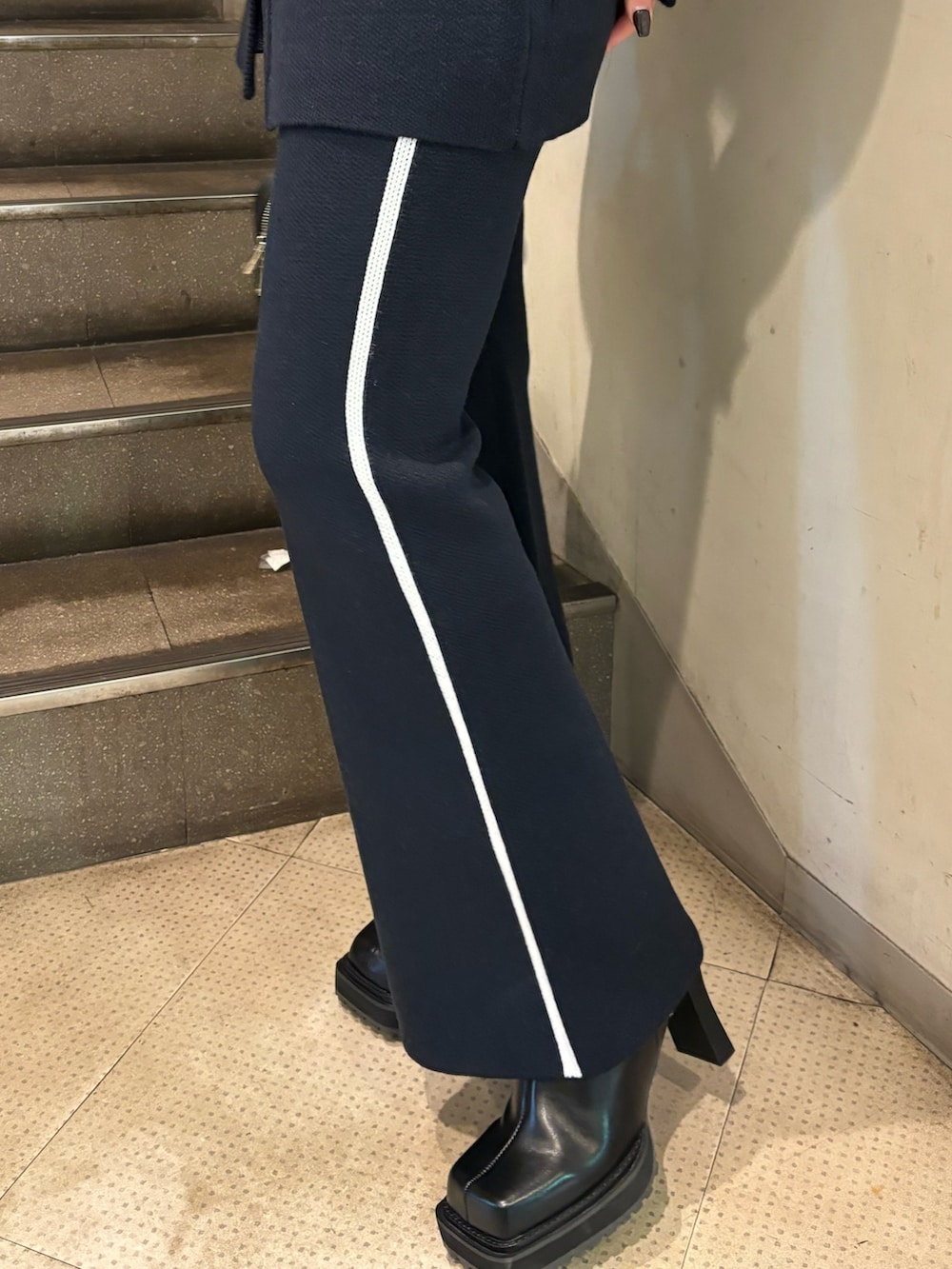 ブルー系のカーディガン/ボレロ、ブルー系のその他パンツ、ブラック系のブーツを着用したレディースの秋コーディネートの6枚目の写真