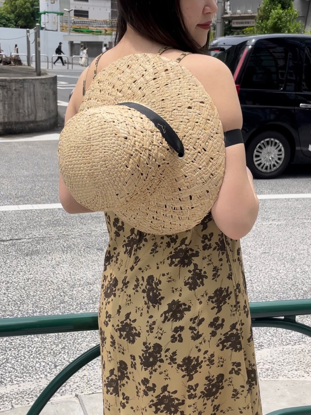 その他のワンピース、ホワイト系のサンダル、ベージュ系のハットを着用したレディースの春コーディネートの5枚目の写真