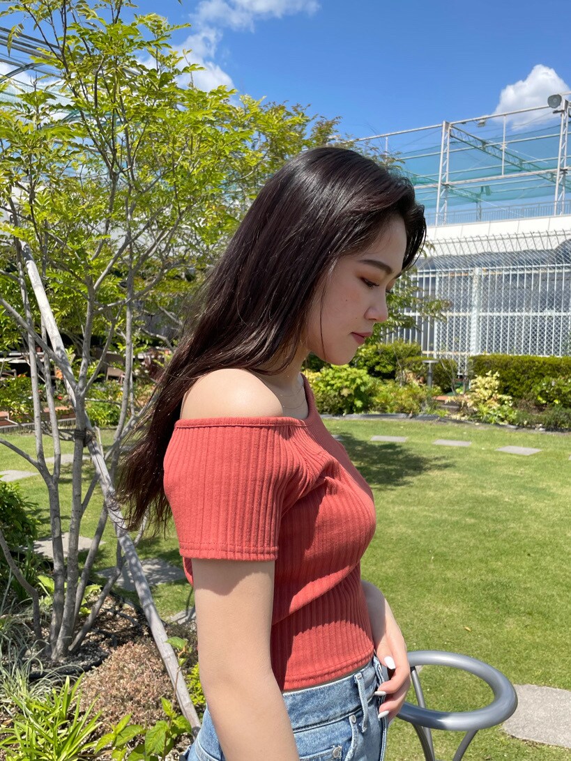 ブラック系のサンダル、ブルー系のデニムパンツ、オレンジ系のTシャツ/カットソーを着用したレディースの春コーディネートの3枚目の写真