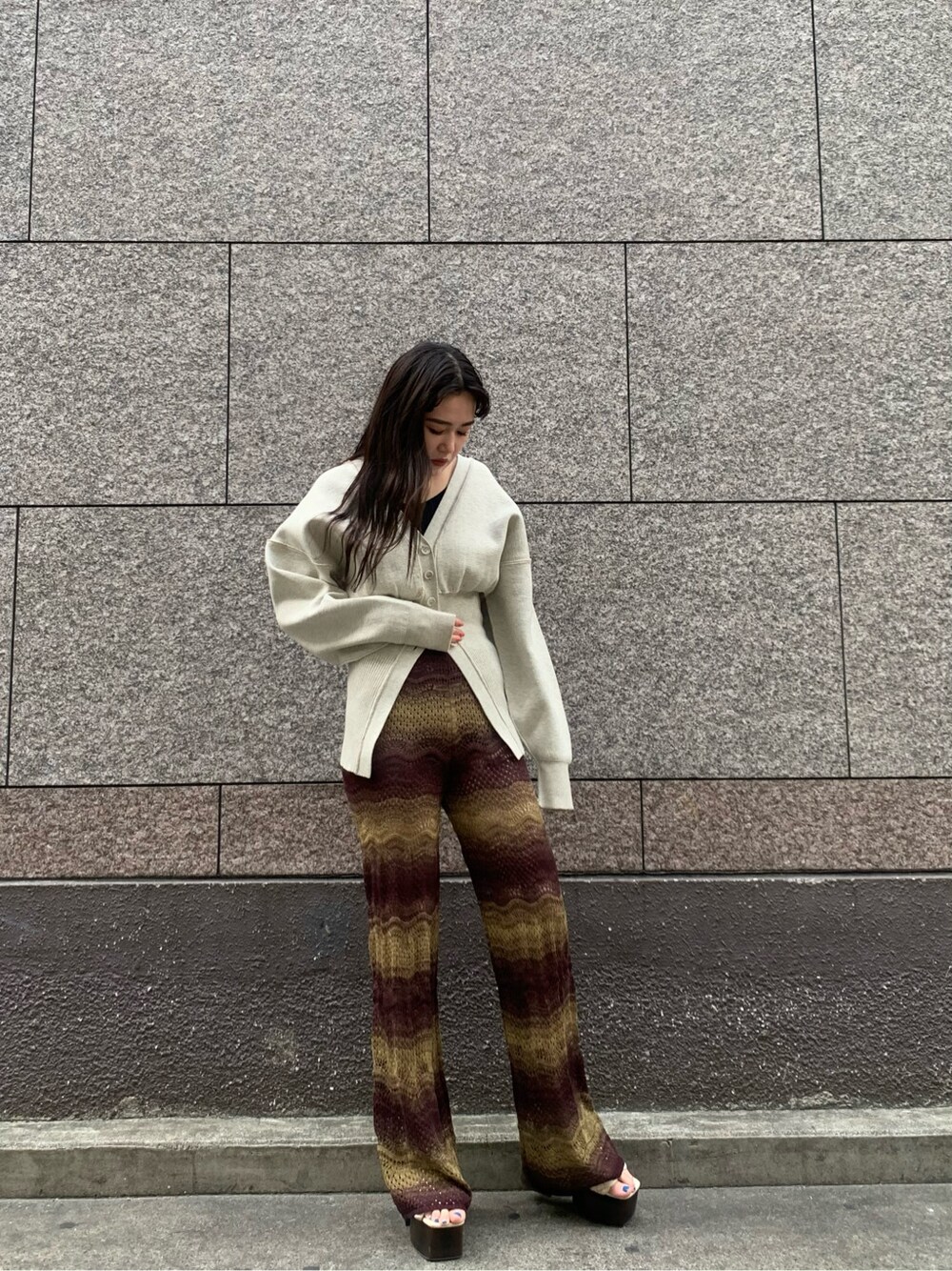 ブラウン系のその他パンツ、ブラック系のキャミソール、ブルー系のカーディガン/ボレロを着用したレディースの春コーディネートの6枚目の写真