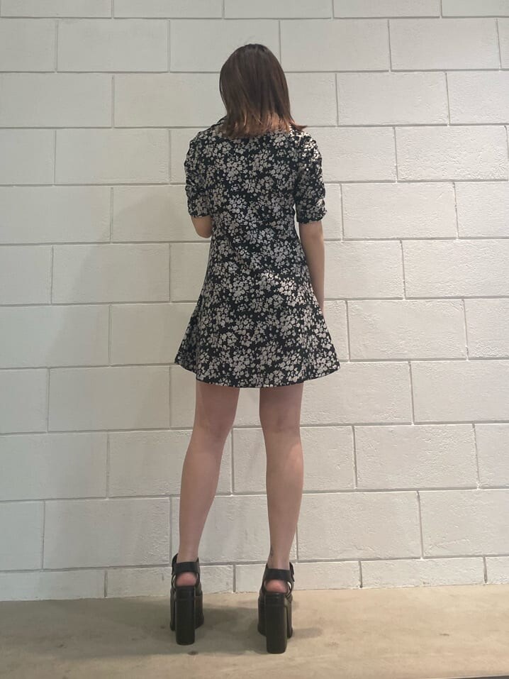 その他のワンピース、ブラック系のサンダルを着用したレディースの春コーディネートの3枚目の写真