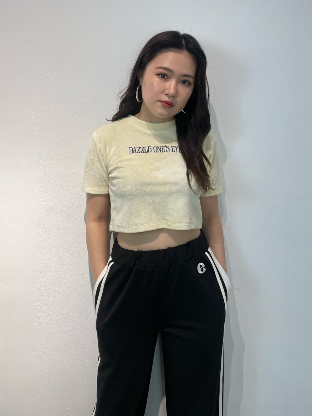 ブラック系のその他パンツ、ホワイト系のTシャツ/カットソー、ブラック系のスニーカーを着用したレディースの夏コーディネートの3枚目の写真