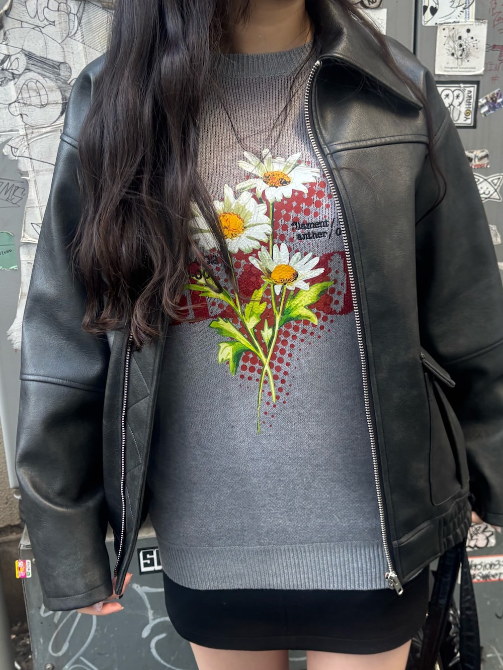 ブラック系のブーツ、ブラック系のスカート、ブラック系のブルゾンを着用したレディースの冬コーディネートの7枚目の写真