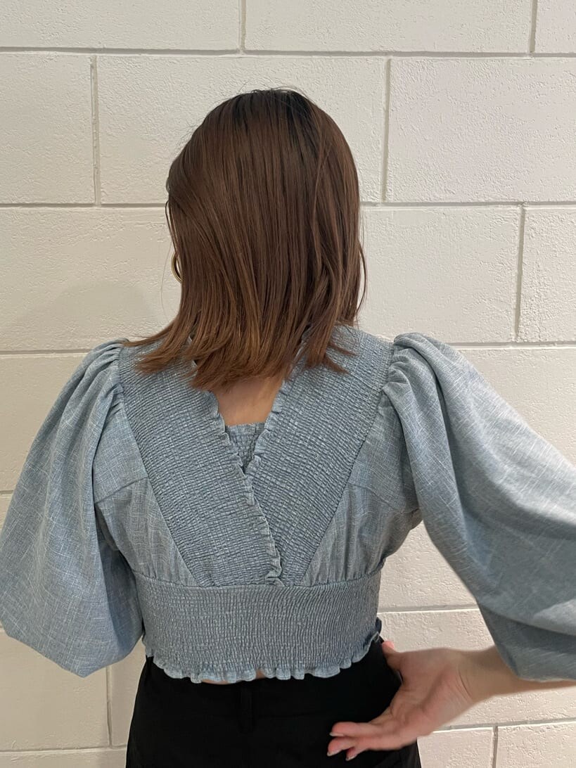 ブルー系のシャツ/ブラウス、ホワイト系のサンダル、ブラック系のスラックスを着用したレディースの春コーディネートの5枚目の写真