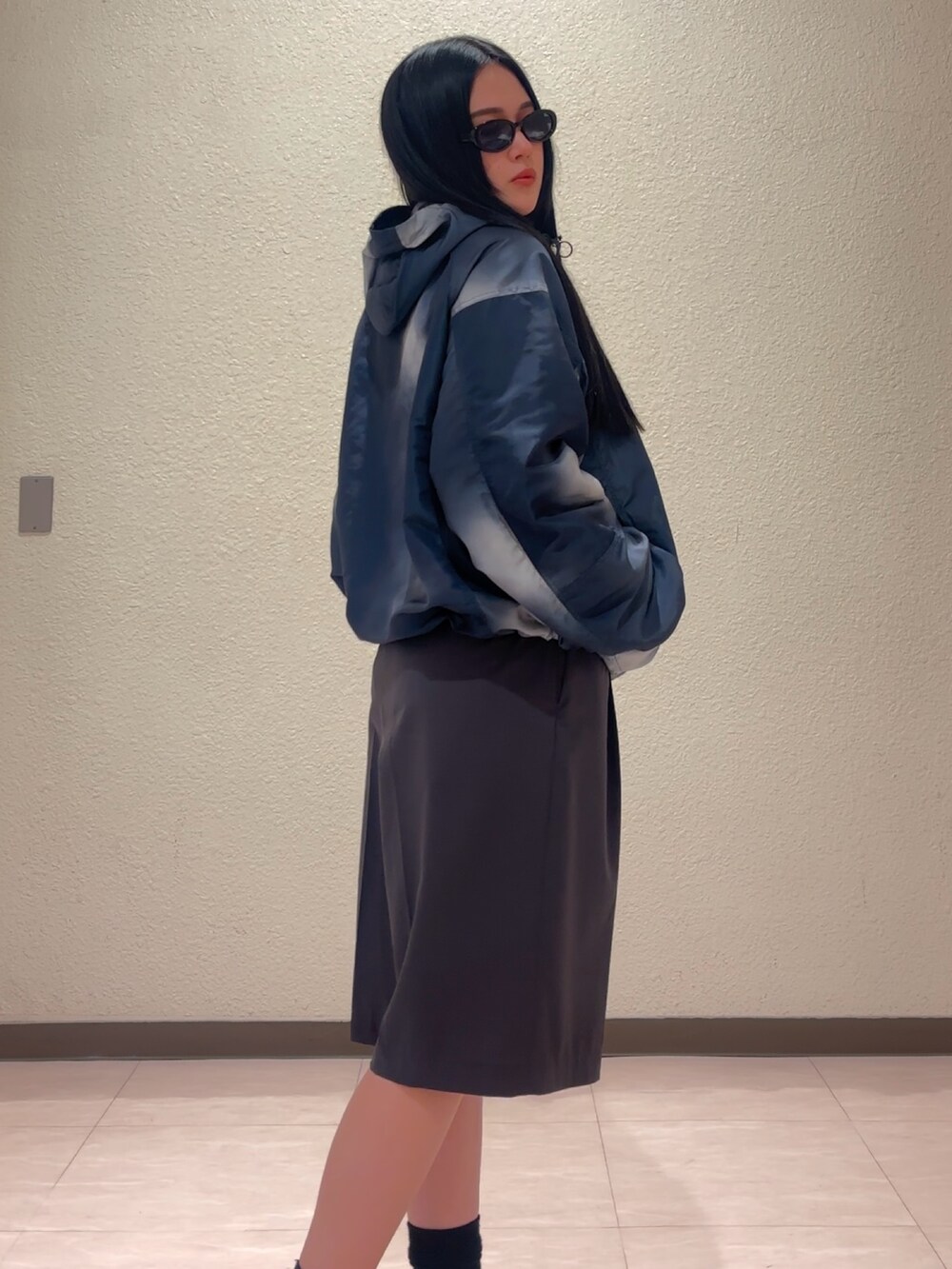 グレー系のその他パンツ、ブラック系のブーツ、その他のブルゾンを着用したレディースの春コーディネートの5枚目の写真