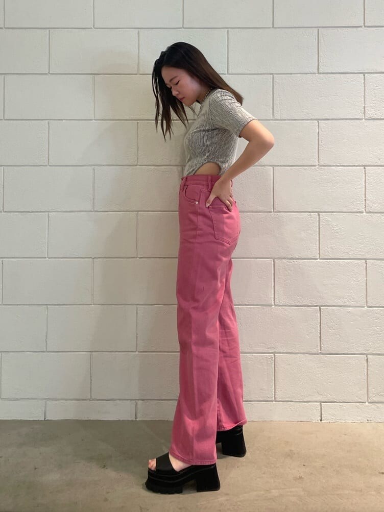 ピンク系のデニムパンツ、ブラック系のサンダル、グレー系のTシャツ/カットソーを着用したレディースの夏コーディネートの2枚目の写真