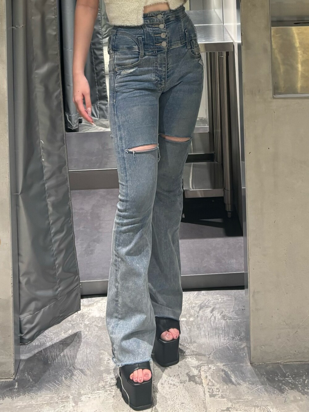 ブラック系のサンダルを着用したレディースの秋コーディネートの6枚目の写真