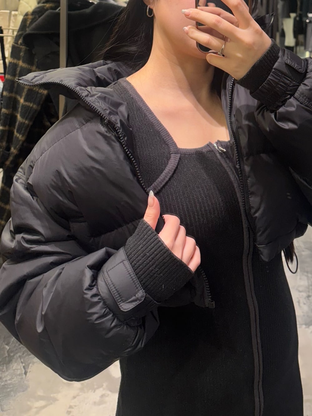 ブラック系のブーツ、グレー系のワンピース、ブラック系のブルゾンを着用したレディースの冬コーディネートの6枚目の写真