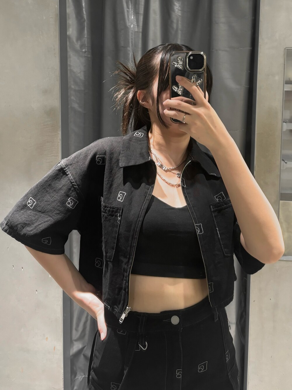 ブラック系のシャツ/ブラウス、ブラック系のデニムスカート、ブラック系のサンダルを着用したレディースの夏コーディネートの3枚目の写真