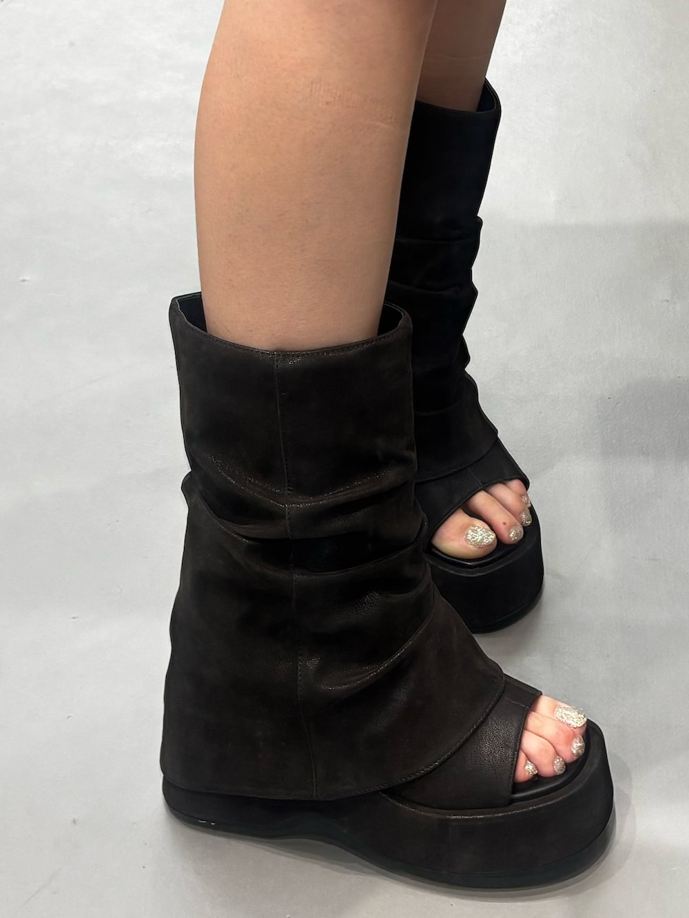 ブラック系のサンダル、ブラック系のその他パンツ、ブラック系のニット/セーターを着用したレディースの春コーディネートの5枚目の写真