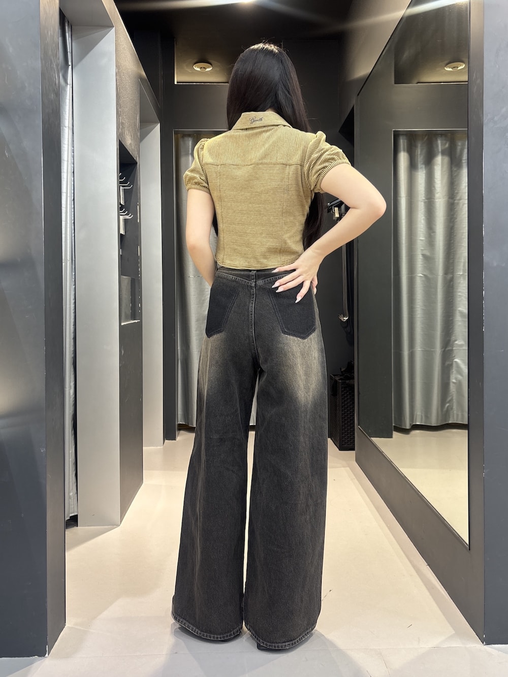 ブラック系のサンダル、ブラック系のデニムパンツ、ベージュ系のシャツ/ブラウスを着用したレディースの夏コーディネートの3枚目の写真