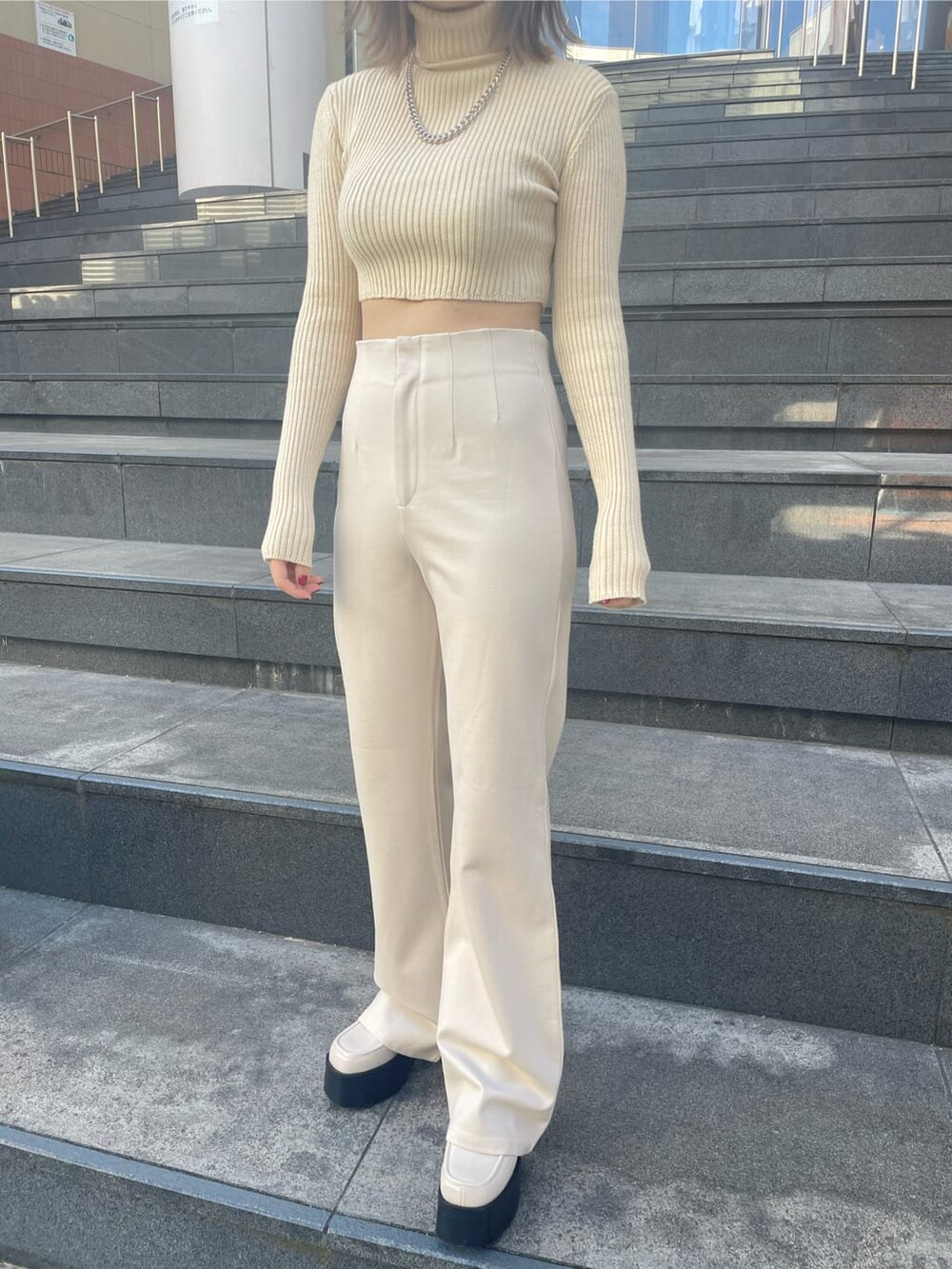 ホワイト系のその他パンツ、ホワイト系のローファー、ホワイト系のニット/セーターを着用したレディースの冬コーディネートの3枚目の写真