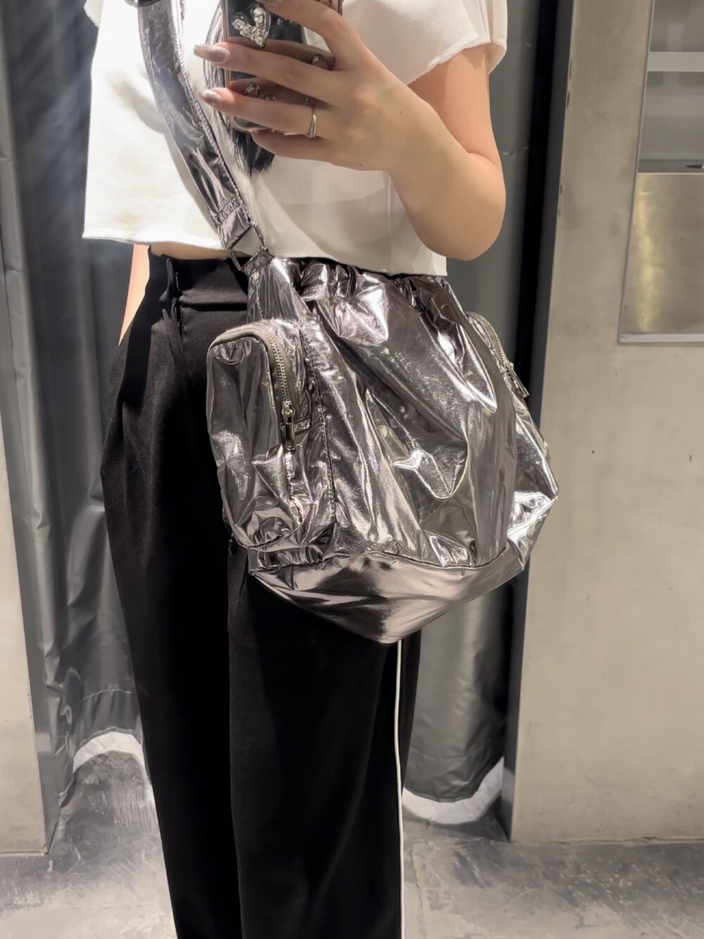 ブラック系のサンダル、ホワイト系のTシャツ/カットソー、ブラック系のスラックスを着用したレディースの夏コーディネートの4枚目の写真