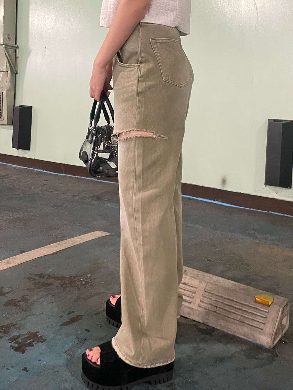 ブラック系のデニムパンツ、その他のハンドバッグ、ホワイト系のアンサンブルを着用したレディースの夏コーディネートの8枚目の写真