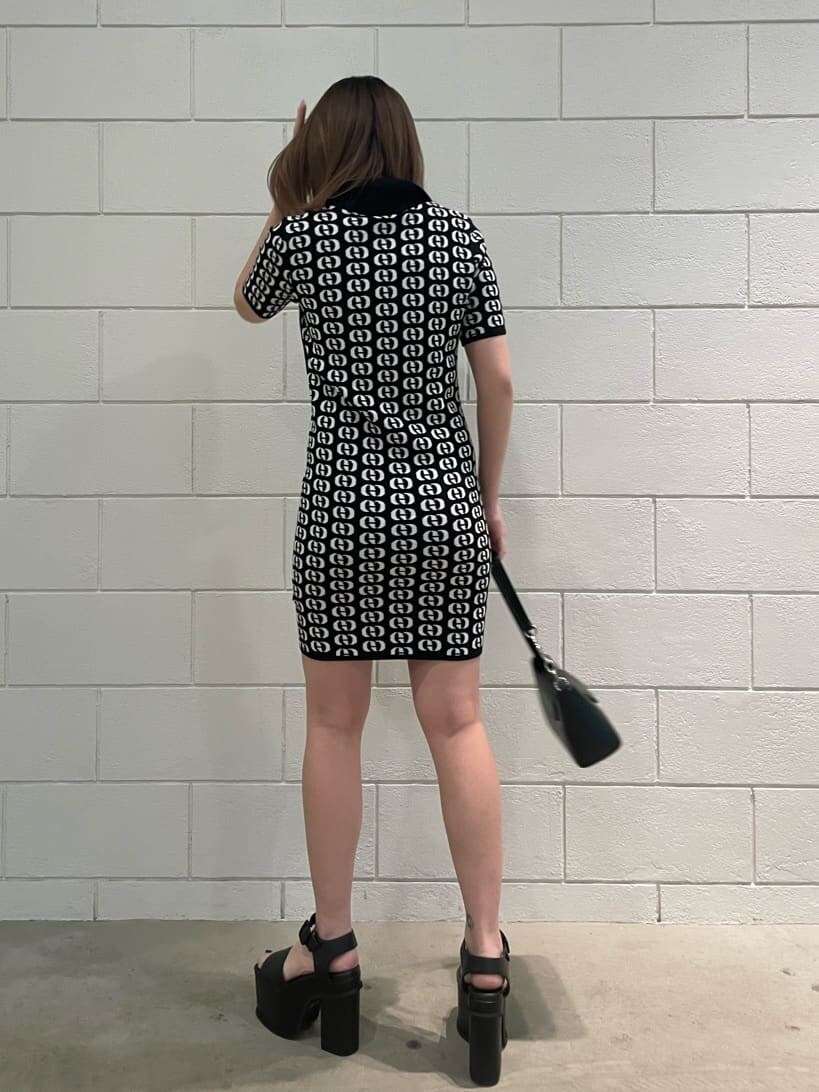 ブラック系のサンダル、ブラック系のハンドバッグ、その他のワンピースを着用したレディースの春コーディネートの2枚目の写真