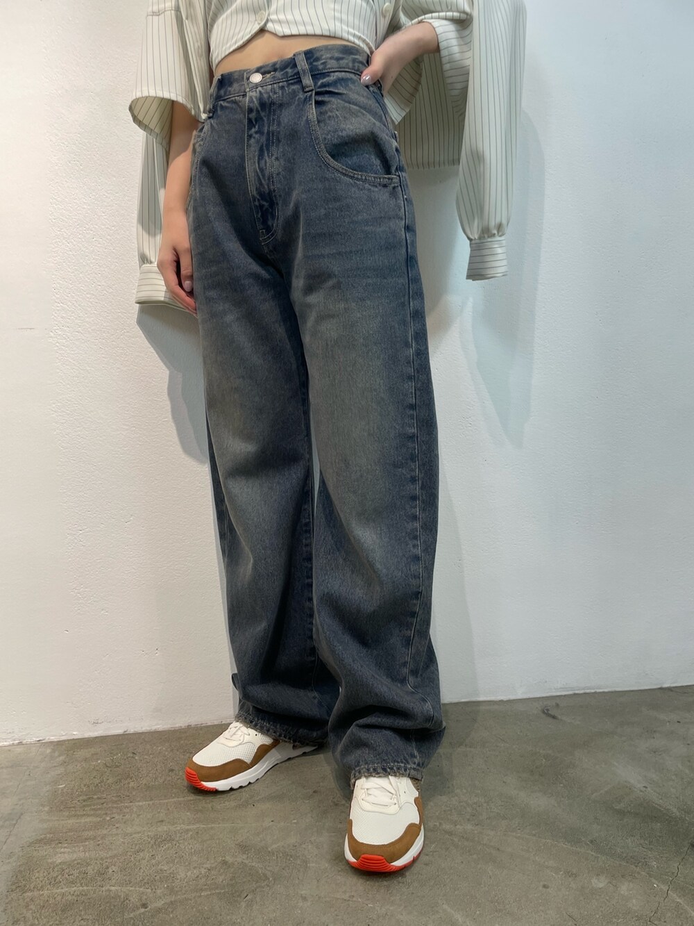 ブルー系のデニムパンツ、その他のシャツ/ブラウス、ブラウン系のスニーカーを着用したレディースの夏コーディネートの4枚目の写真