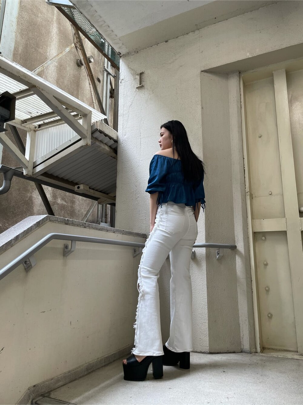 ブラック系のサンダル、ホワイト系のデニムパンツ、ブルー系のシャツ/ブラウスを着用したレディースの夏コーディネートの2枚目の写真