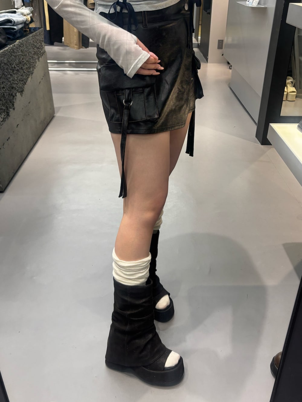 ブラック系のサンダル、ブラック系のその他パンツ、ホワイト系のTシャツ/カットソーを着用したレディースの春コーディネートの5枚目の写真