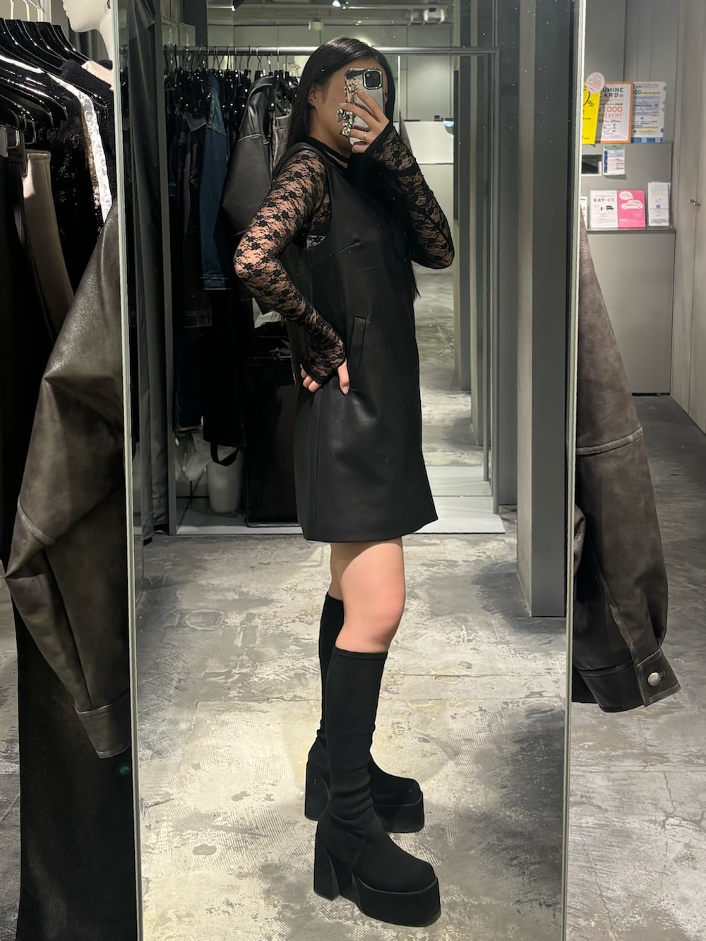 ブラック系のブーツ、ブラック系のワンピースを着用したレディースの秋コーディネートの2枚目の写真