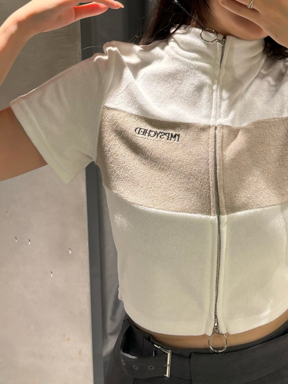 ブラック系のサンダル、ホワイト系のTシャツ/カットソー、グレー系のその他パンツを着用したレディースの春コーディネートの7枚目の写真