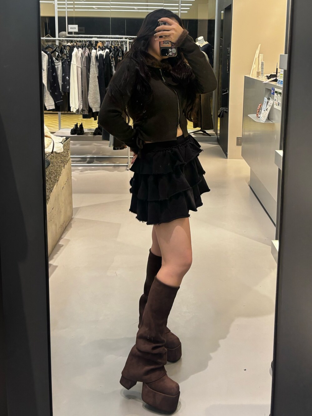 ホワイト系のブーツ、グレー系のスカートを着用したレディースの秋コーディネートの2枚目の写真