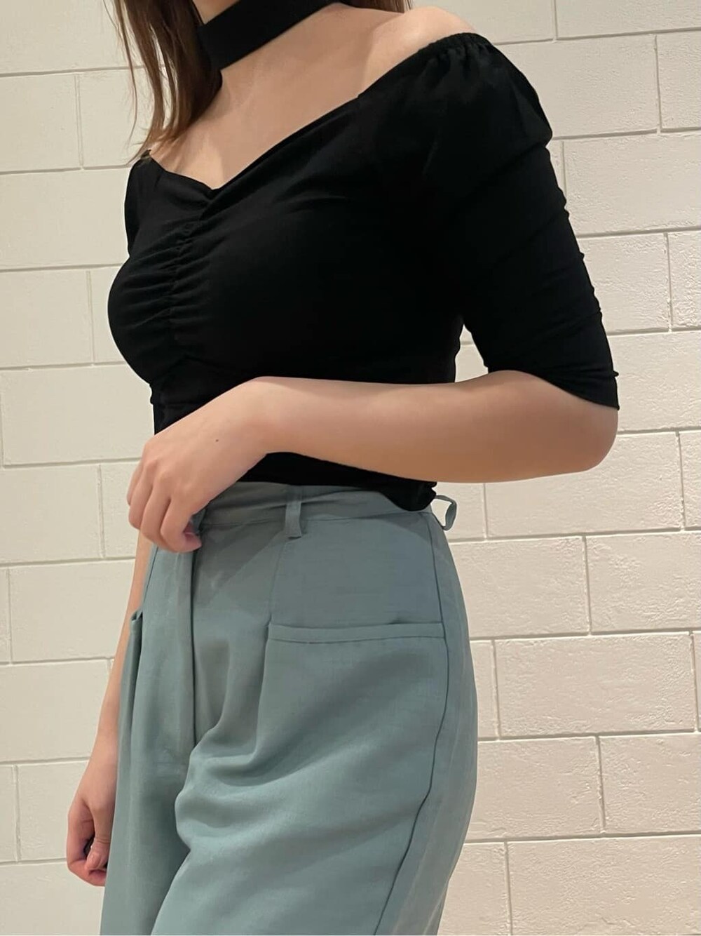 ブラック系のサンダル、ブラック系のTシャツ/カットソー、ブルー系のその他パンツを着用したレディースの春コーディネートの4枚目の写真