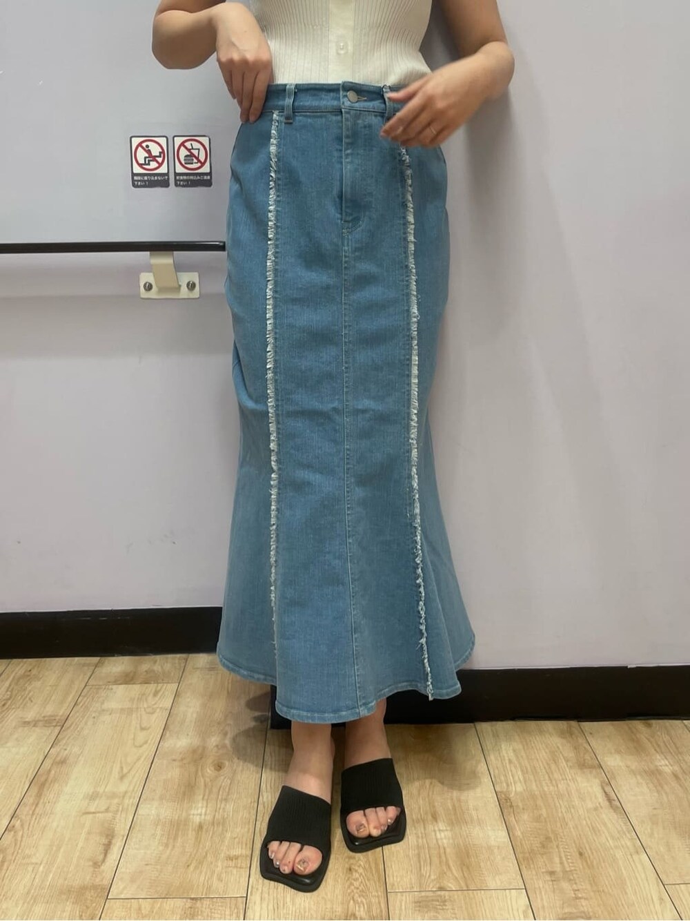 ホワイト系のタンクトップ、ブルー系のスカート、ブラック系のサンダルを着用したレディースの夏コーディネートの5枚目の写真