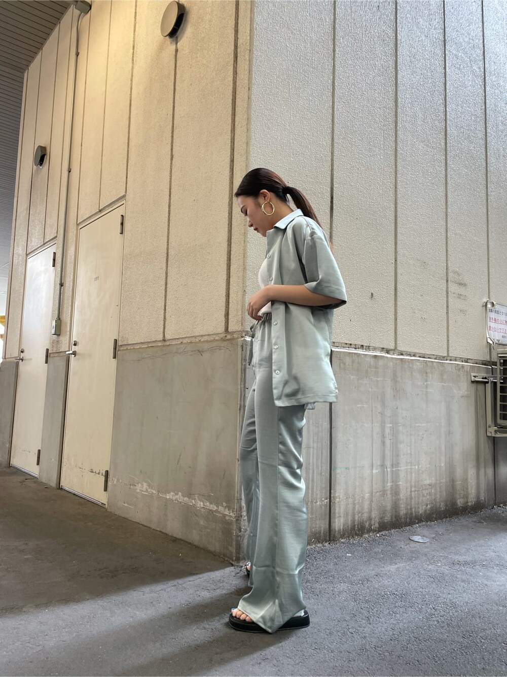 ホワイト系のタンクトップ、グリーン系のシャツ/ブラウス、グリーン系のその他パンツを着用したレディースの夏コーディネートの7枚目の写真