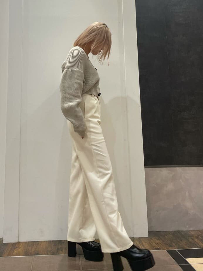 ブラック系のローファー、ホワイト系のその他パンツ、ベージュ系のカーディガン/ボレロを着用したレディースの冬コーディネートの2枚目の写真