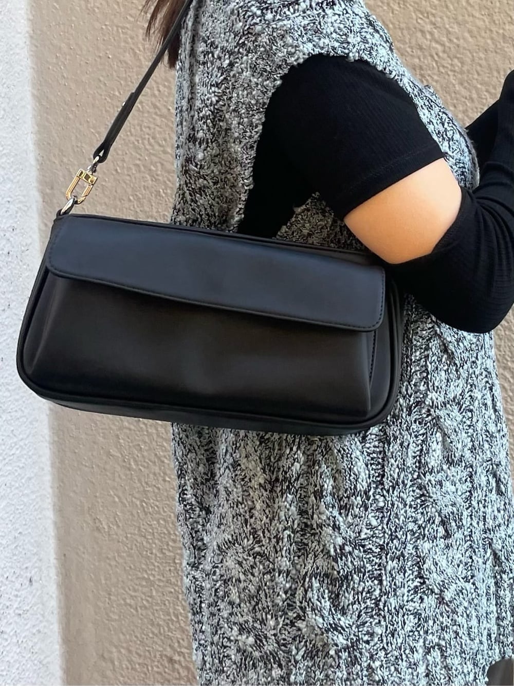 ブルー系のベスト、ブラック系のTシャツ/カットソー、ブラック系のブーツを着用したレディースの秋コーディネートの6枚目の写真