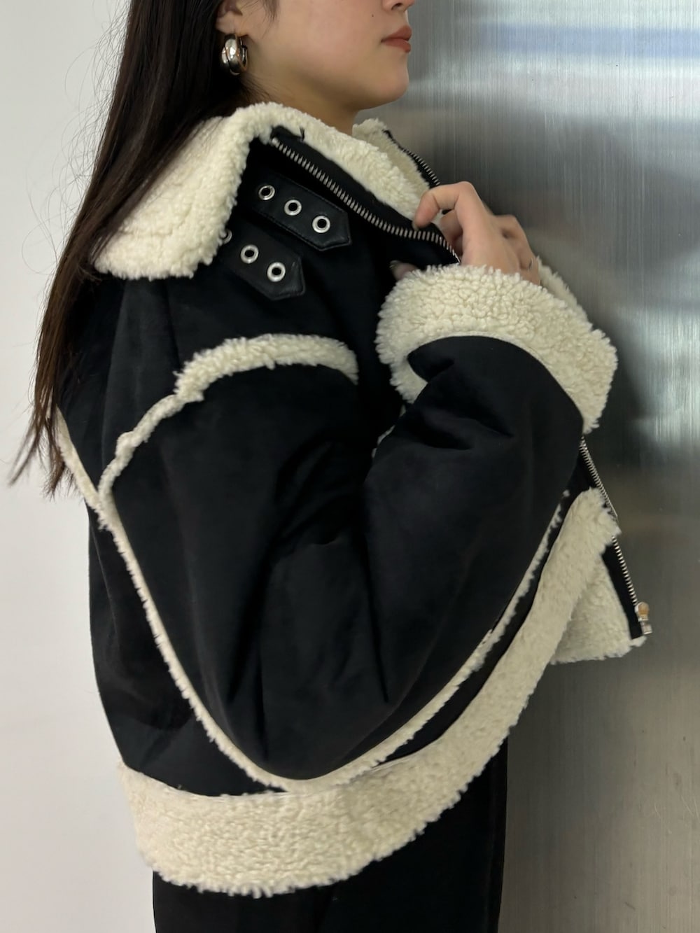 その他のブルゾン、ブラック系のその他パンツ、ブラック系のブーツを着用したレディースの冬コーディネートの4枚目の写真