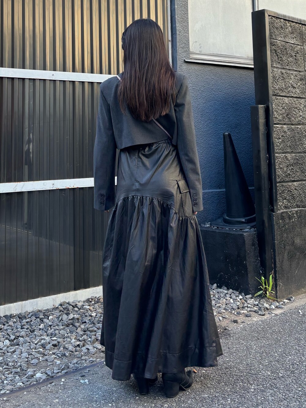 ブラック系のスカートを着用したレディースの秋コーディネートの3枚目の写真