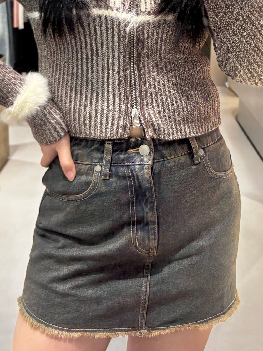 ブラック系のブーツ、ブラウン系のスカート、グレー系のニット/セーターを着用したレディースの冬コーディネートの4枚目の写真