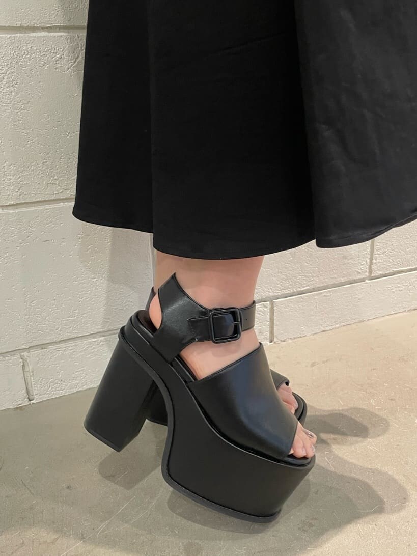 ブラック系のサンダル、ブラック系のスカート、ブラック系のTシャツ/カットソーを着用したレディースの春コーディネートの8枚目の写真